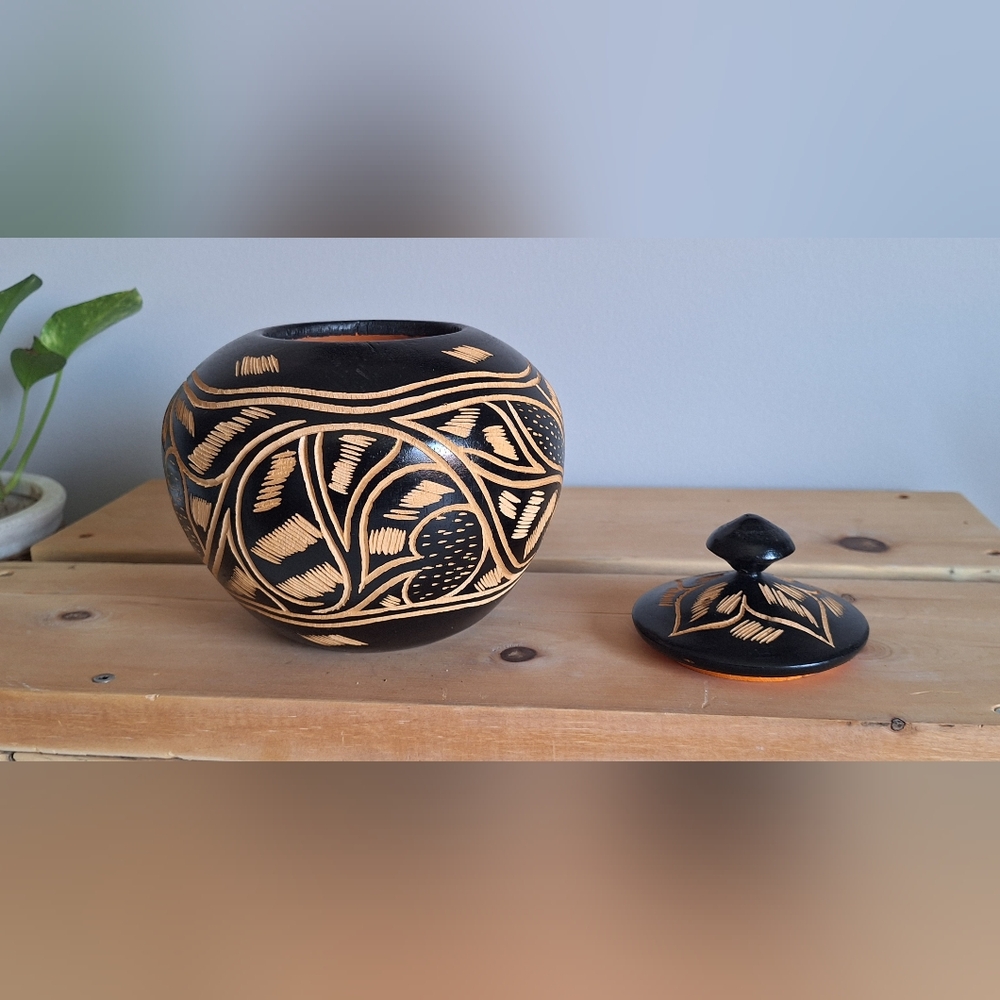 Jar with carved wooden lid - Picture 5 of 7
